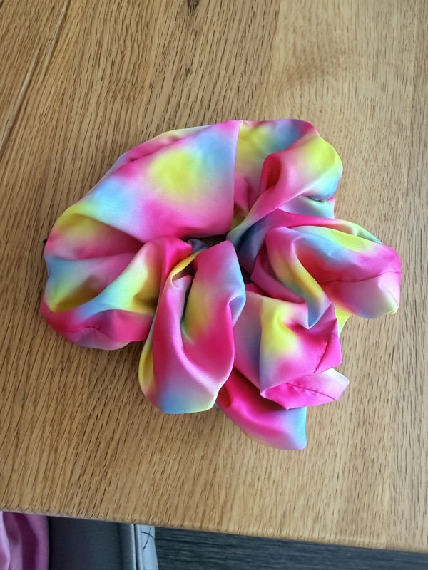 Nahaufnahme des Gradient-Scrunchies, die Farbverläufe im Satin sind deutlich sichtbar